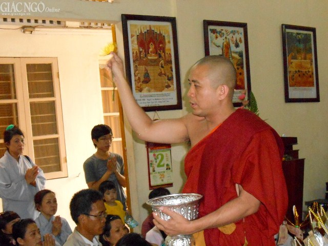 ​TT.Thích Chánh Định tiến hành nghi thức chúc phúc Phật tử