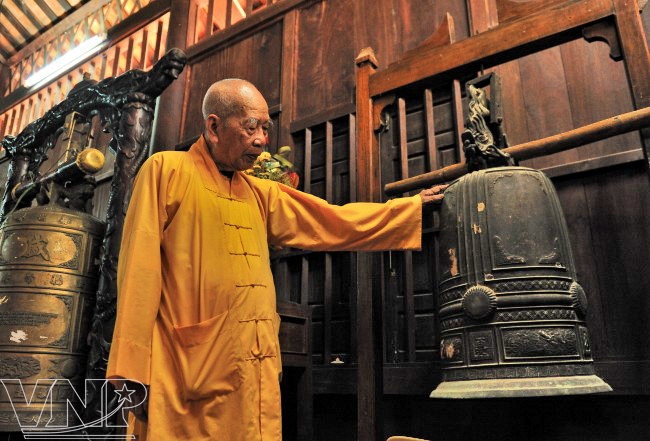 Nhà sư trụ trì bên quả chuông cổ có từ thời xây dựng chùa Tôn Thạnh.
