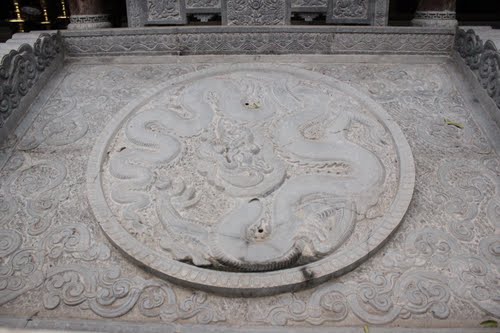 Phù điêu đá trước tiền đường chùa Võng Thị