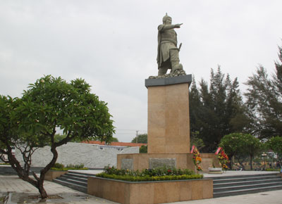 Tượng đài Trần Hưng Đạo, biểu tượng của công viên Bạch Đằng