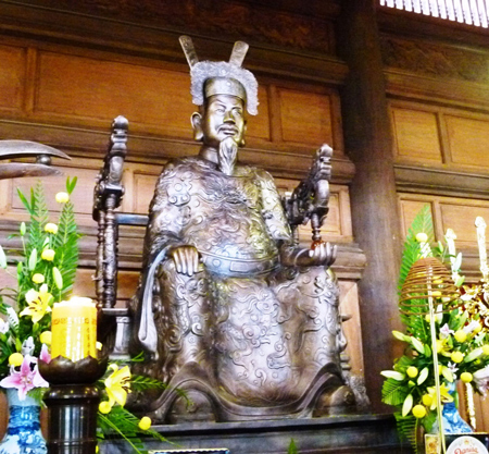 Tượng Trần Hưng Đạo bằng đồng bên trong đền thờ Đức Thánh Trần