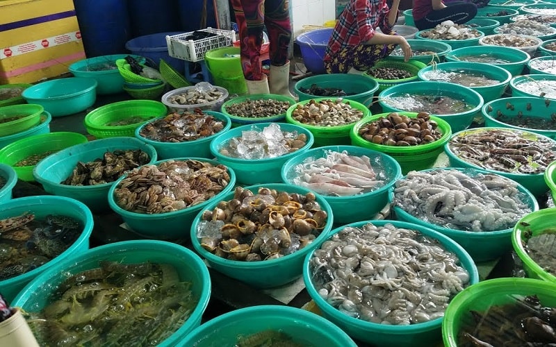 Các gian hàng hải sản trong chợ Tân Hiệp.