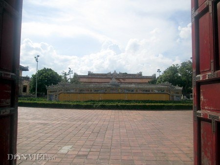 ​Sân trước cung Diên Thọ