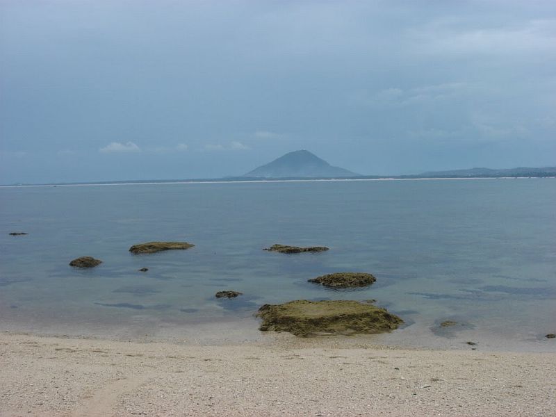 Khu vực quanh các đảo này có những rạn san hô có diện tích khoảng 100 ha...