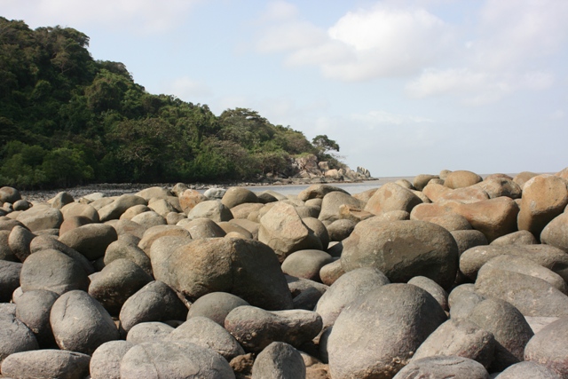Ngoài những bãi cát đẹp, bãi biển Hòn Khoai còn có những bãi đá với những viên đá tròn như những quả trứng khổng lồ nằm tĩnh lẵng trước những đợt sóng biển. 