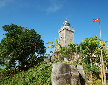 Trên đỉnh cao nhất của Hòn Khoai, hiện nay vẫn còn một cây hải đăng do người Pháp xây dựng từ cuối thế kỷ 19