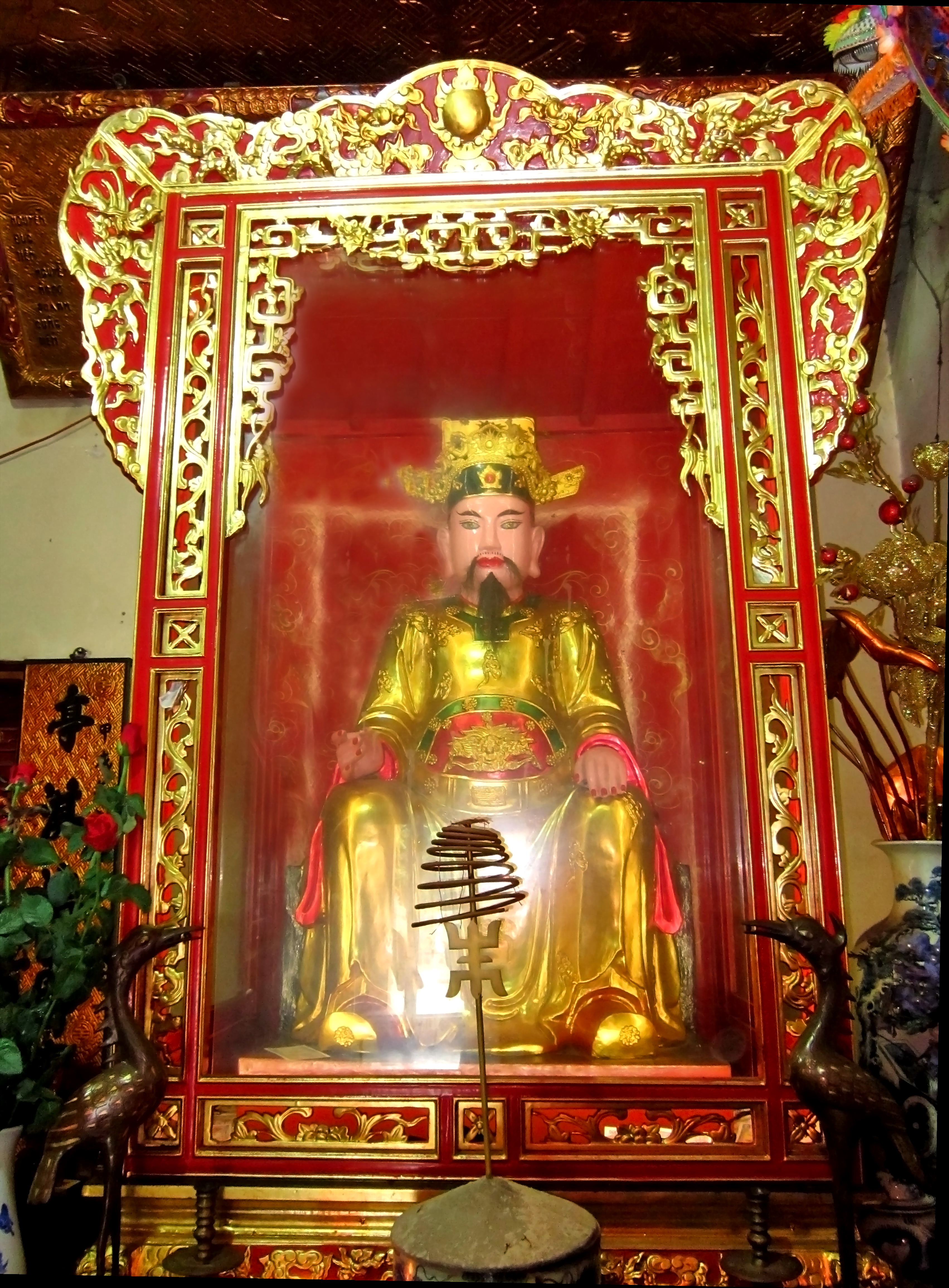 Tượng Trần triều Đại vương (Tuần Tranh) bên trong đền