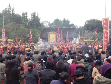 Lễ hội đền Quả Sơn năm 2014 thu hút hàng vạn người tham gia
