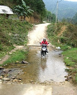 Đoạn suối tràn chảy qua tuyến đường vào thôn Cổ Yểng, xã Thanh Tương