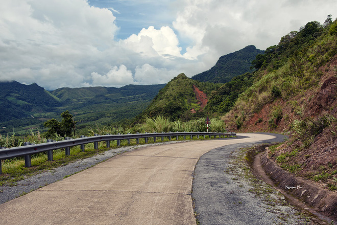 ​Toàn cảnh chân đèo thuộc huyện Hướng Việt, con đường vẫn cứ kéo dài xa tít tắp. 