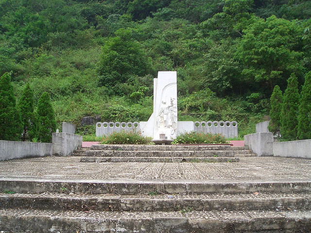 Mộ tượng niêm Anh Kim Đồng – Pác Bó Cao Bằng