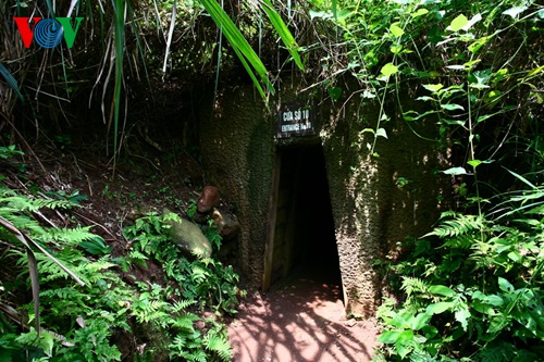 Một cửa hầm mở ra phía biển. Đây cũng là hướng tiếp tế chi viện cho đảo Cồn Cỏ.