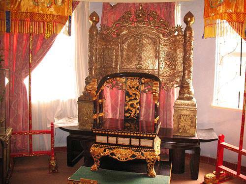 Ngai vàng của Bảo Đại đặt tại Dinh III