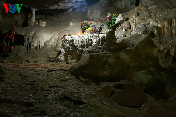 Phía ngoài Hang Dơi (hang chính), thiên nhiên khéo léo sắp đặt một hang động nhỏ hơn, có tên là Động Trình