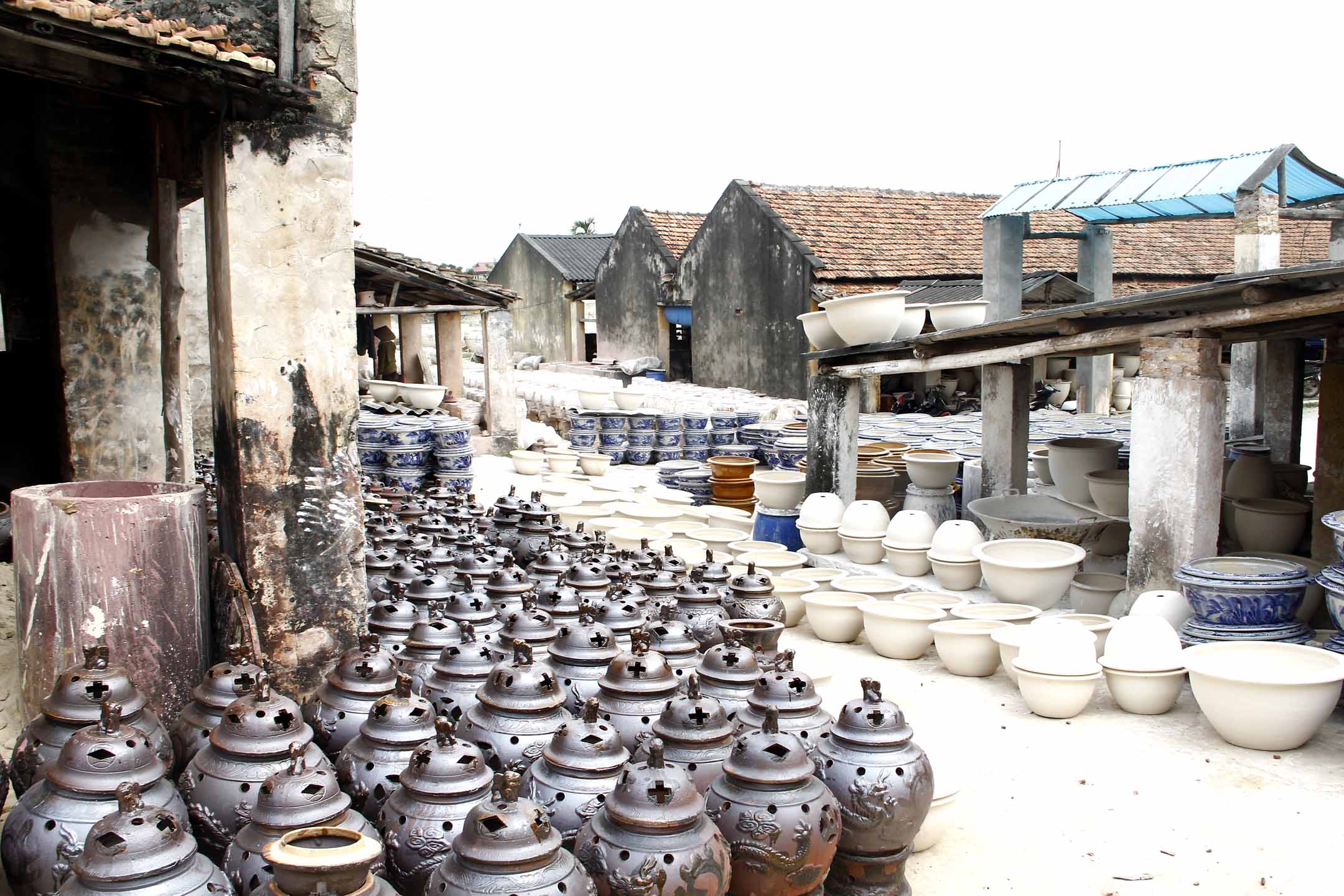 Sản phẩm gốm sứ Đông Triều được sản xuất hàng loạt và đưa đi thiêu thụ