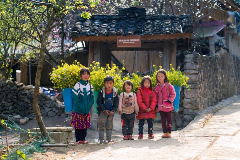 Các em nhỏ Đồng Bào H'Mông tại khu vực "Nhà Pao".