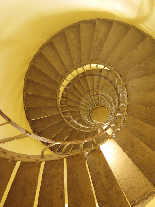 Cầu thang lên đỉnh hải đăng Kê Gà nhìn từ dưới lên. Ảnh: Kim Chi