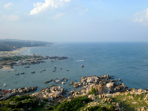 Bờ biển quê hương nhìn từ hải đăng Kê Gà