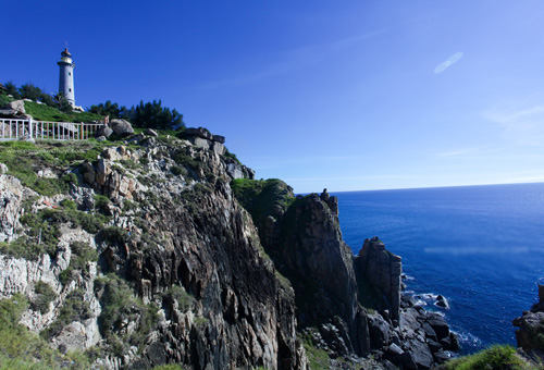 Ngọn Hải Đăng được đặt ở trên ghềnh đá cao nhìn ra biển xanh