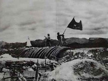 Cờ đỏ sao vàng tung bay chiến thắng trên nắp hầm giặc Pháp ở Điện Biên Phủ, ngày 7/5/1954