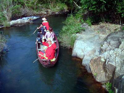 Đa số du khách đều muốn thưởng thức thú chèo thuyền nan xuôi dòng nước