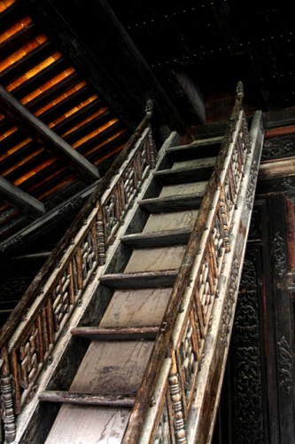 Chiếc cầu thang dẫn lên tầng một ví dụ rõ ràng cho sự cầu kỳ, tinh tế của công trình Hiển Lâm Các.