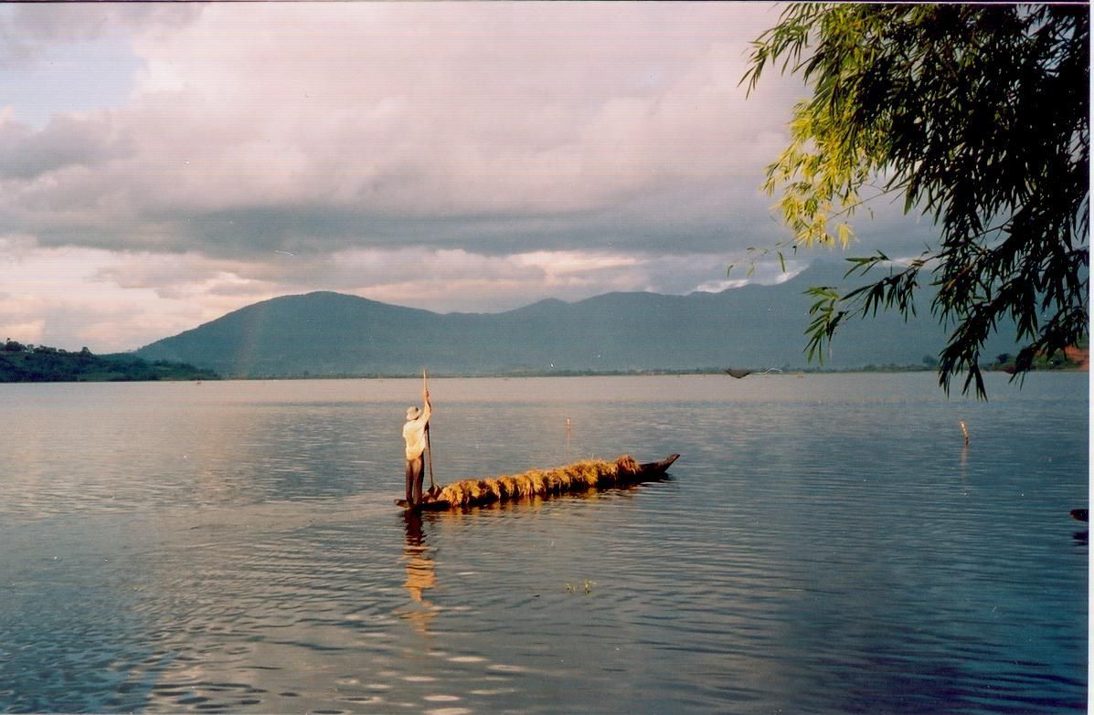 Một chiếc thuyền độc mộc trên hồ