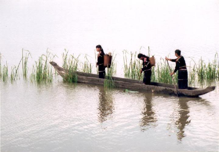 Thuyền độc mộc - phương tiện để người dân địa phương đi lại trên Hồ Lăk