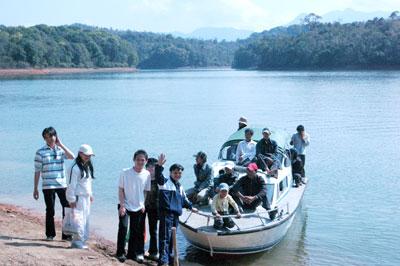 ​Du khách đến hồ Pa Khoang – Ảnh: nguồn dulichvn.org.vn