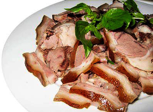 Thịt lợn thui rồi mới luộc để được lâu, thịt lại ngọt và thơm hơn hẳn bình thường 