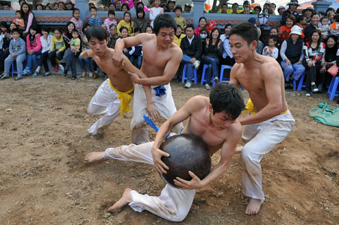 Trai Ha thanh tro tai vat cau dau xuan