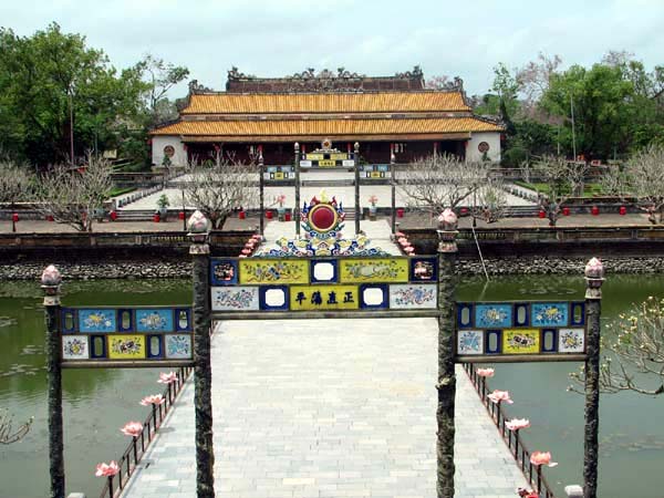 Vào thăm Hoàng thành, qua cửa Ngọ Môn dân ta đến cầu Trung Đạo, hai bên là hồ Thái Dịch trồng sen, ven hồ trồng sứ (cây dại), cầu này dẫn đến sân chầu trước điện Thái Hòa.