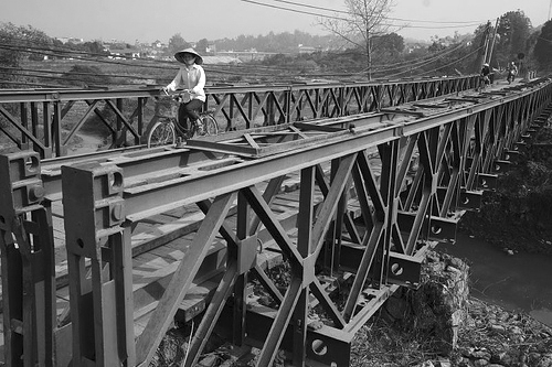 Cầu Mường Thanh bắc qua dòng sông Nậm Rốm là cầu dã chiến do người Pháp xây dựng từ cuối năm 1953, sau cuộc nhảy dù chiếm đóng Điện Biên Phủ. Ảnh: Tư liệu