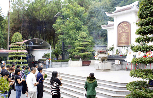Du khách thập phương về dâng hương tại khu mộ 10 cô gái thanh niên xung phong tại Ngã ba Đồng Lộc. Ảnh: Thanh Tùng-TTXVN