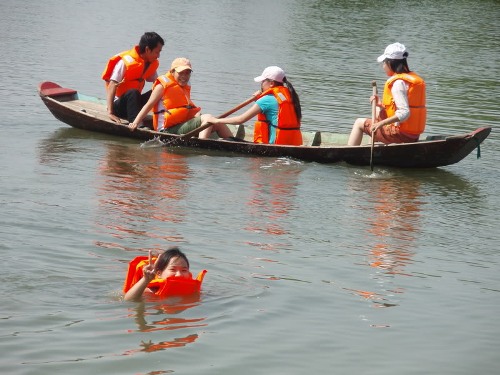 Thích hoạt động thì tham gia những trò chơi sông nước như chèo thuyền, câu cá, đạp thiên nga, hái dừa, đi cầu khỉ...