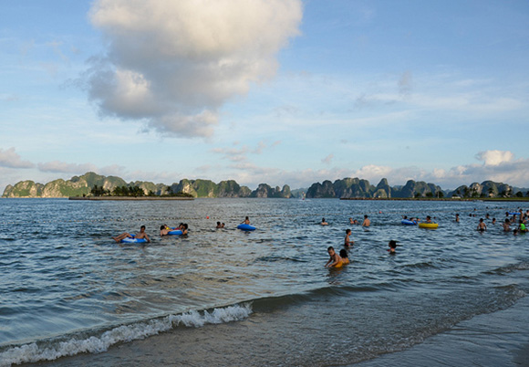 Du khách tắm biển Tuần Châu