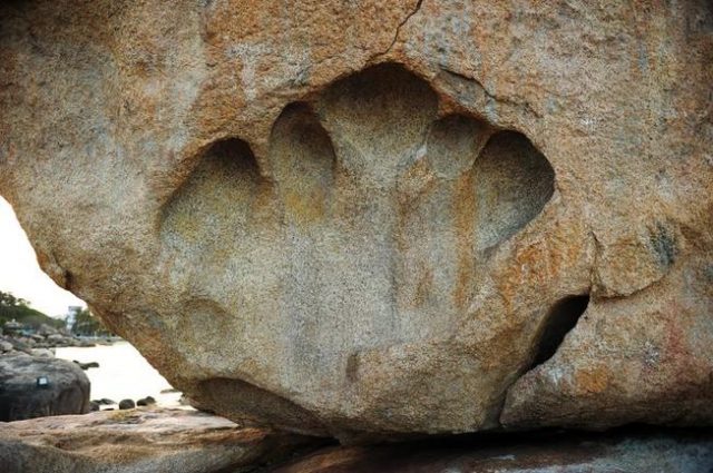 Vết bàn tay khổng lồ trên mỏm đá
