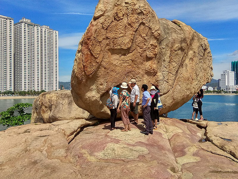 Du khách thích thú xem các tảng đá trong khu du lịch 