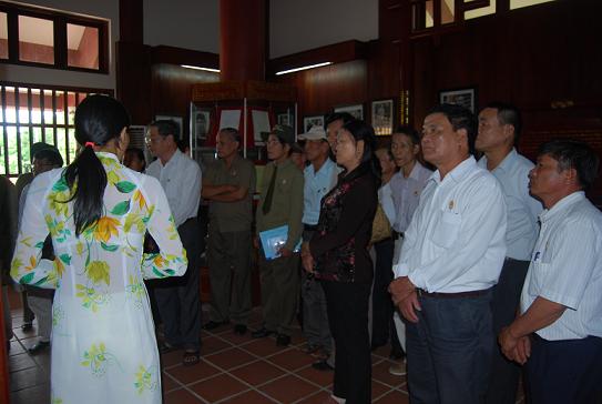 Khách đến tham quan khu lưu niệm cố Thủ tướng Phạm Văn Đồng