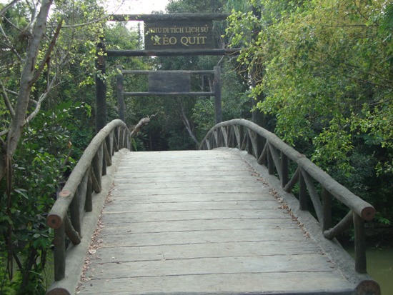 Qua cầu là đến khu di tích lịch sử