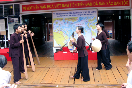 Những đêm làng chài vào hội, hoặc có đám cưới, du khách còn được nghe dân chài hát ghẹo, hát chèo đường