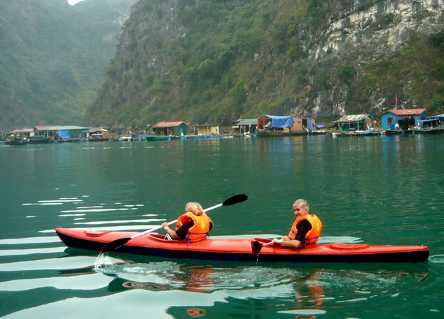 Du khách chèo thuyền tham quan