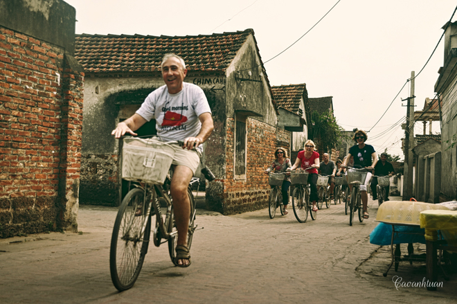 Đạp xe khám phá làng cổ Đường Lâm.