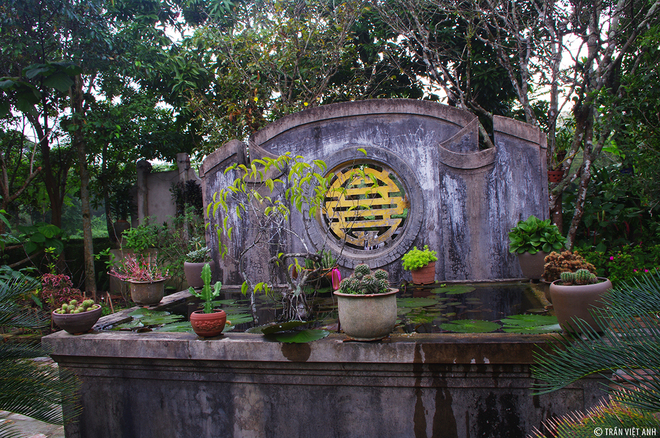 Trong kiến trúc nhà vườn ở Phước Tích là gia đình nào cũng có một bể chứa nước trong sân và hai chiếc gầu múc nước dựng gần đấy