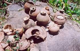 Đồ gốm Việt phát hiện ở làng cổ.