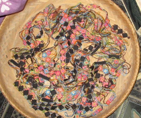 Các mẫu chỉ nhiều màu sắc và các loại hoa văn được dệt từ sợi lanh địa phương