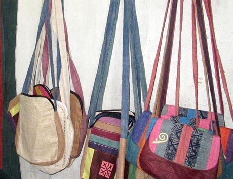 Mẫu sản phẩm các loại như: Gối, túi sách, túi đeo... dệt thổ cẩm của HTX rất được khách hàng trong và ngoài nước ưu chuộng.
