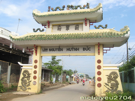 Cổng vào lăng mộ Nguyễn Huỳnh Đức