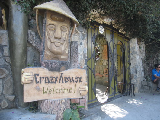 Chú hình nộm được khắc bằng gỗ độc đáo trước cửa nhà &quot;crazy house&quot;