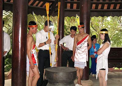 https://cdn.media.dulich24.com.vn/diemden/le-hoi-bach-hac-6200/le-hoi-bach-hac-2.jpg